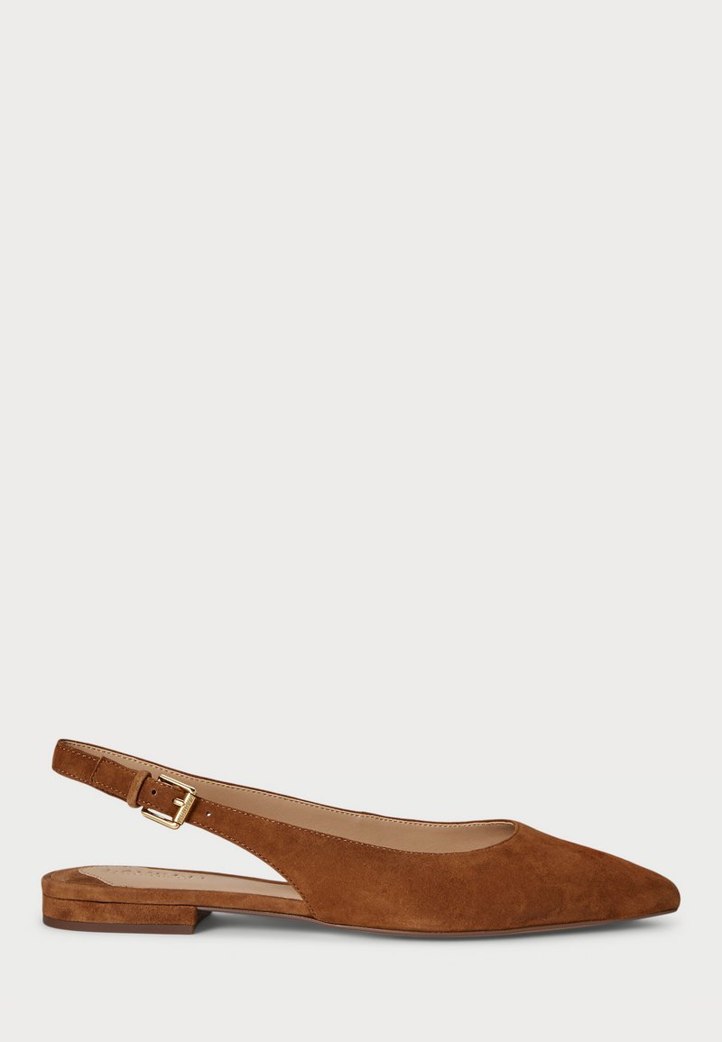 Barna velúr slingback lapos cipők hegyes orral, állítható csatpánttal és alacsony, rakott sarokkal. Simás textúra egyszerű, minimalista dizájnnal.