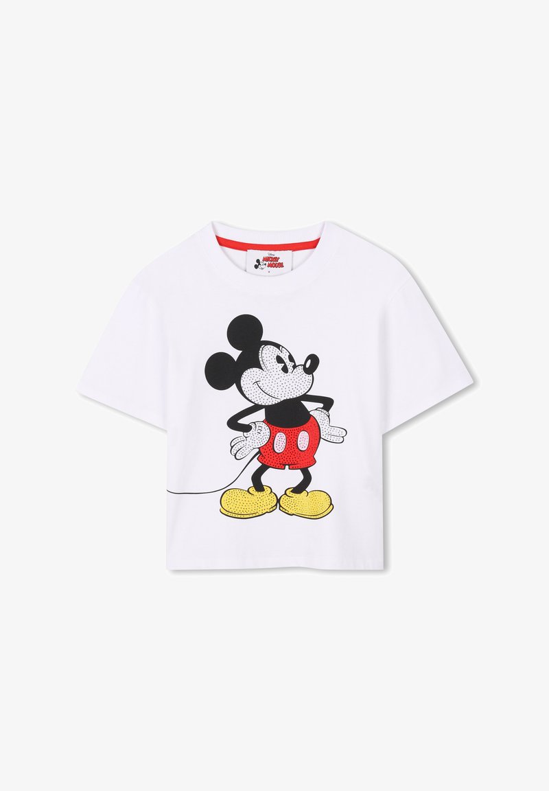 T-shirt blanc avec un graphique de souris caricaturé en noir et rouge, avec des chaussures jaunes, un col rond et des manches courtes.
