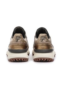 Sneaker marroni e dorati con tomaia in faux leather testurizzato, dettagli neri e una suola spessa bianca con particolari in gomma per una migliore aderenza.