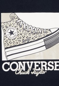 Converse SNEAKER TEE - Apdrukāts T-krekls - black