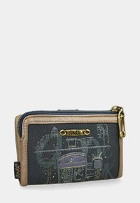 Portafoglio compatto in finta pelle nera a trama con accessori in metallo dorato, caratterizzato da dettagli decorativi e chiusura con zip.