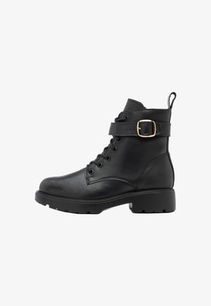Must have nahkasaapad paelatega ja külgjõhvel. Omab ümmargust varbaosa, vastupidavat tallat ja sileda tekstuuri. Minimalistlik disain.