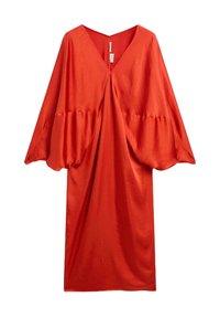 Czerwona sukienka do kolan z dekoltem w kształcie litery V i krótkimi, szerokimi rękawami. Wykonana z miękkiego materiału z marszczonym wzorem w okolicy biustu.