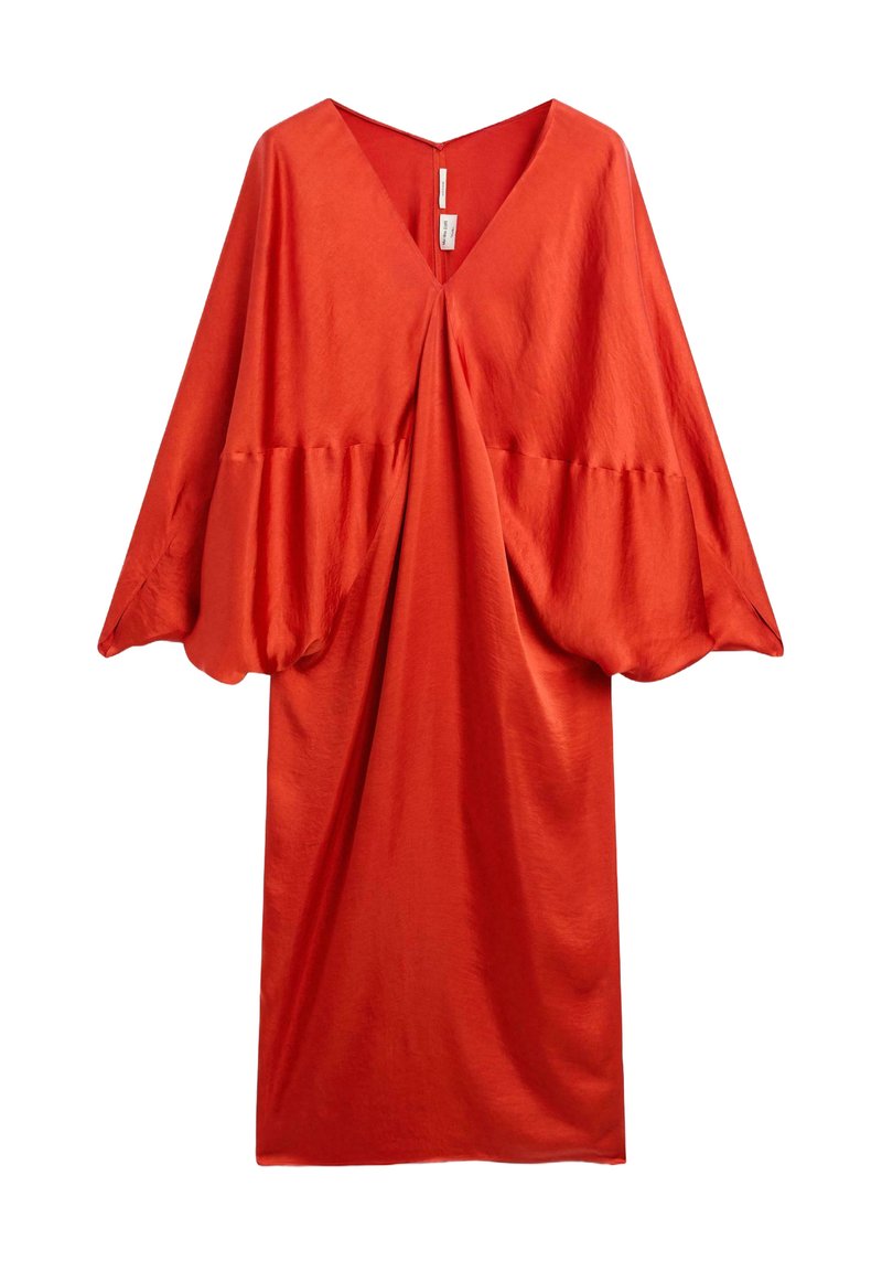 Czerwona sukienka do kolan z dekoltem w kształcie litery V i krótkimi, szerokimi rękawami. Wykonana z miękkiego materiału z marszczonym wzorem w okolicy biustu.