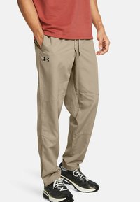 Under Armour - LEGACY WINDBREAKER PANT - Outdoorbroeken - timberwolf taupe Miniatuurafbeelding 1