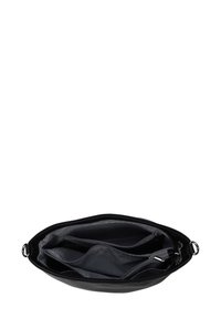 Černá kožená taška se zipovým uzávěrem, která má tři vnitřní přihrádky s podšívkou se zigzagovým vzorem. Hladký povrch, oválný tvar.