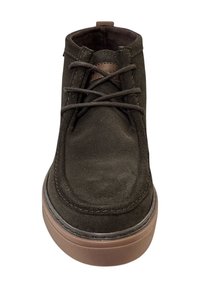 Donkergroene suède enkellaars met ronde neus, veters en bruine rubberen zool. Heeft een subtiele stiknaad langs de bovenrand.
