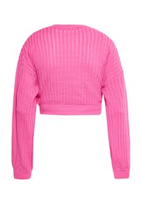 Maglione corto di un vivace colore rosa, con texture a costine, maniche lunghe e girocollo. Design semplice senza ulteriori decorazioni.