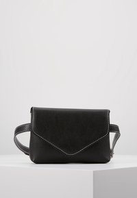 Černá kožená kabelka přes tělo s klopou, bílými švy a nastavitelným popruhem; obdélníkový tvar s hladkým povrchem.