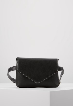 Czarna skórzana torba na ramię z klapką, białymi przeszyciami i regulowanym paskiem; prostokątna forma o gładkiej fakturze.