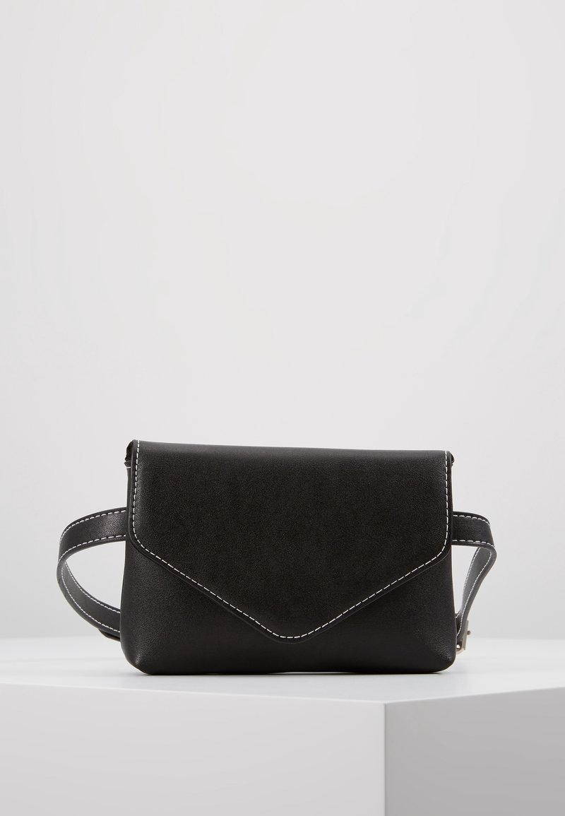 Černá kožená kabelka přes tělo s klopou, bílými švy a nastavitelným popruhem; obdéln�íkový tvar s hladkým povrchem.