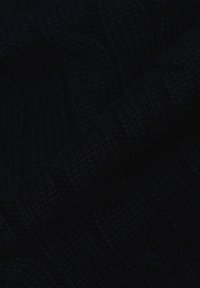 Marineblauer Strickstoff mit einem strukturierten Muster und erhöhten Zopfmaschen, weich und leicht dehnbar, ideal für Wärme und Komfort.