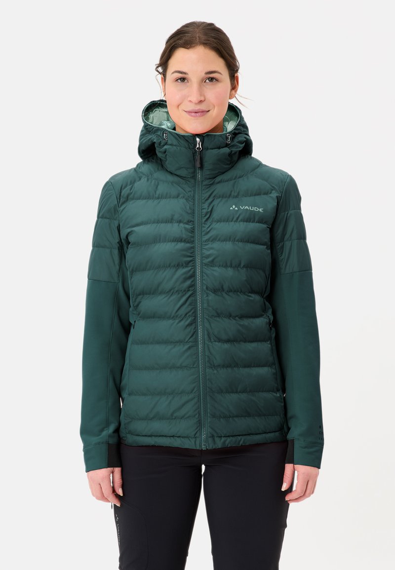 Grüne isolierte Jacke mit einem voluminösen Körper und glatten Ärmeln, ausgestattet mit einem Reißverschluss, verstellbare Kapuze und Seitentaschen.