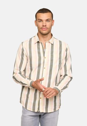 Chemise à manches longues à boutons avec des rayures verticales en rose pastel, vert et blanc, fabriquée en tissu léger avec une poche poitrine.