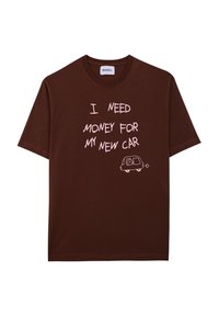 Camiseta de algodón marrón de manga corta con texto blanco: "NECESITO DINERO PARA MI NUEVO COCHE" y una ilustración sencilla de un vehículo.