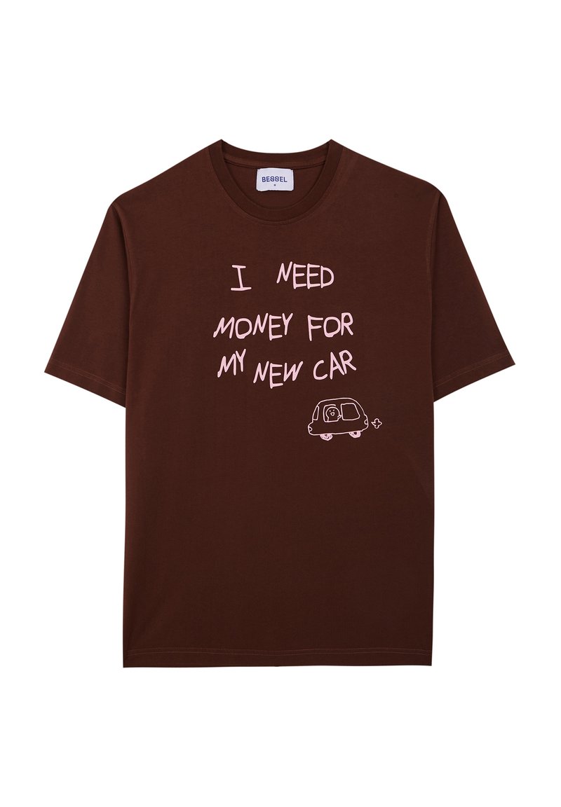 Camiseta de algodón marrón de manga corta con texto blanco: "NECESITO DINERO PARA MI NUEVO COCHE" y una ilustración sencilla de un vehículo.