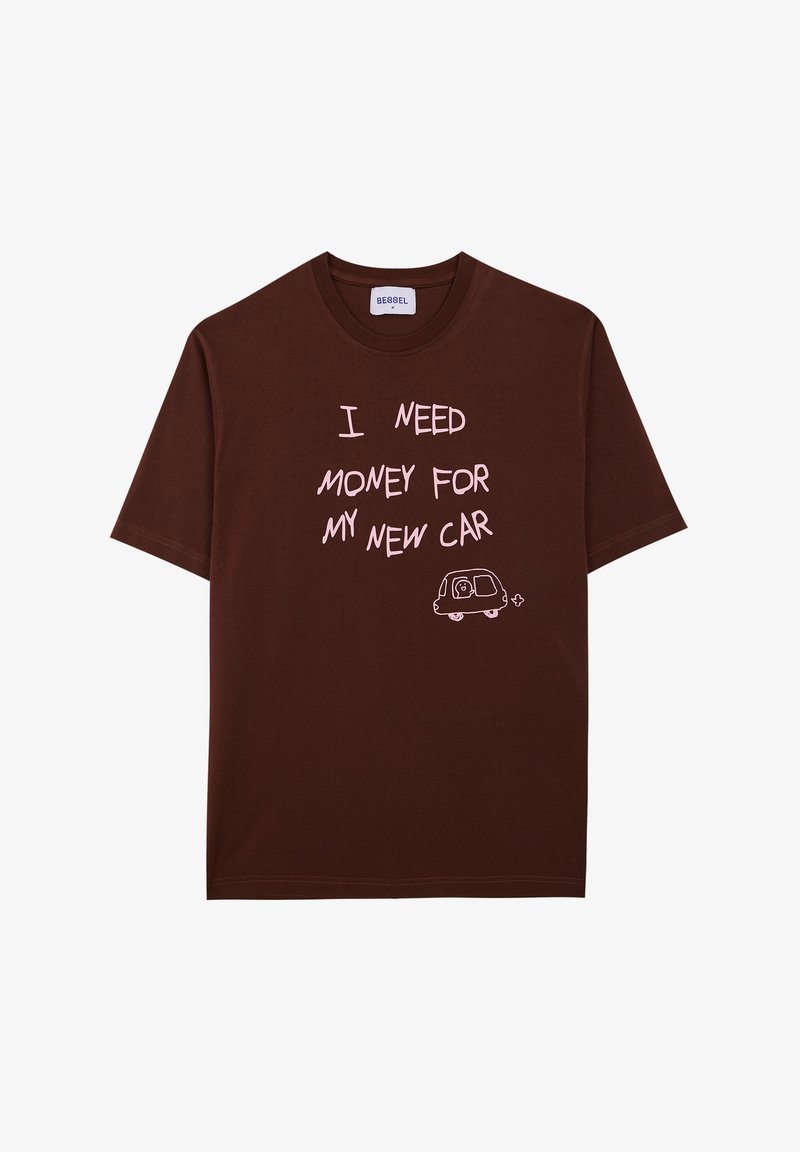 Camiseta de algodón marrón de manga corta con texto blanco: "NECESITO DINERO PARA MI NUEVO COCHE" y una ilustración sencilla de un vehículo.