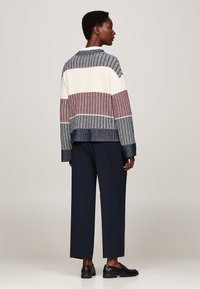 Tommy Hilfiger GLOBAL ALL OVER  - Strickpullover - desert sky