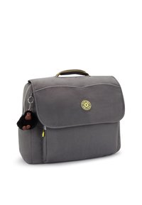 Grau synthetischer Rucksack mit Klappenverschluss, verstellbarem Schultergurt, Fronttasche und einem schwarzen Affen-Schlüsselanhänger, der am Reißverschluss befestigt ist.