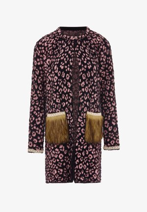 Mākslīgās kažokādas mēteli ar rozā leopardu rakstu, melnu pamatni, garām piedurknēm, divām priekšējām kabatām ar kažokādas akcentiem un delikātu mežģīņu apdari.