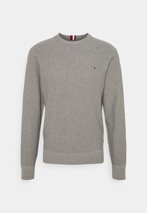 Pull en maille gris clair à manches longues, col rond et petit logo Tommy Hilfiger sur la poitrine gauche.
