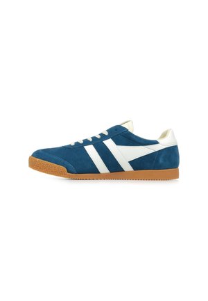 Sneaker blu in suede con strisce bianche, suola in gomma e design con lacci. Presenta una punta rotonda e una suola testurizzata per una migliore aderenza.