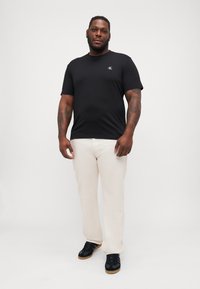 Calvin Klein Jeans PLUS SERIF FONT GRAPHIC TEE - Trükipildiga T-särk - black