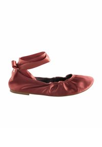 Ballerine in raso rosa con punta rotonda, arricciatura elastica frontale e cinturino in raso alla caviglia legato a fiocco. Suola piatta.