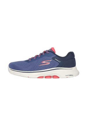Zapatillas Skechers con un upper transpirable en color marino y detalles en rosa, patrón texturizado, entresuela blanca y almohadillas de amortiguación en rosa.