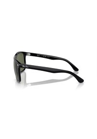 Occhiali da sole Ray-Ban con montatura in plastica nera, lenti verdi e design elegante e angolare. Logo evidente di lato e forma classica.