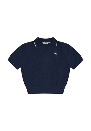 Πλεκτό μπλε ναυτικό πόλο με κοντά μανίκια, με υφή κάθετων μοτίβων και λευκή λεπτομέρεια στο γιακά, που διαθέτει μικρό λευκό λογότυπο στο αριστερό στήθος.