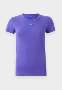 T-shirt a maniche corte in maglia ribattuta di colore viola con scollo rotondo e piccoli loghi blu "HUGO" sul petto e all'interno del colletto.