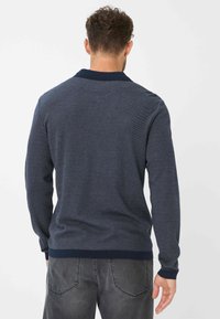 Maglione lavorato a maglia blu navy con motivo testurizzato, colletto a coste, polsi e orlo. Stilizzato in una vestibilità rilassata con maniche lunghe.