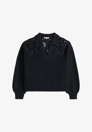 Czarny dziergany sweter z długimi rękawami, prążkowaną fakturą, kołnierzem, dekoltem w kształcie litery V oraz koronkowymi wycięciami na górnej części klatki piersiowej i ramionach.