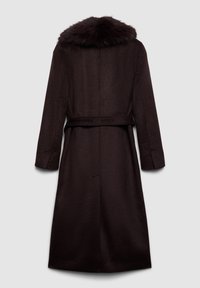 Lungo cappotto marrone scuro con colletto in morbido pelliccia, cintura in vita e taglio dritto. Presenta maniche lunghe e una finitura in tessuto testurizzato.