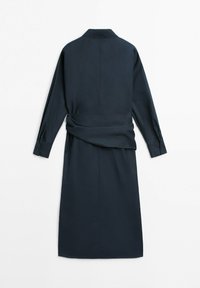 Robe chemise bleu marine foncé à manches longues avec détail de ceinture à la taille, poignets boutonnés et col, vue de dos sur fond blanc.