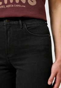 Thumbnail Image 4