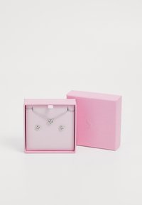 Set di gioielli in argento composto da una collana a catena e due orecchini coordinati, presentato in una scatola regalo rosa testurizzata con un interno morbido.