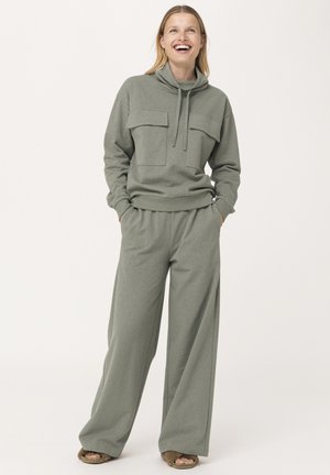 Grijze loungewear set met een trui met funnelnek, twee borstzakken en pantalons met wijde pijpen. Zacht materiaal met een casual pasvorm.