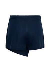 Shorts asymétriques bleu marine à taille haute, avec un ourlet droit d'un côté et un ourlet plus long et incliné de l'autre.