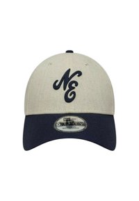 Cappello regolabile beige e blu navy con tessuto testurizzato, visiera curvata e logo "NE" ricamato sulla parte anteriore. Presenta un'etichetta 9FORTY sulla visiera.