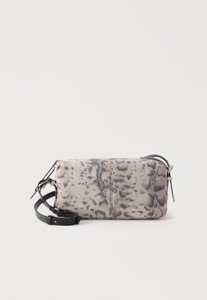 Rektangulær crossbodytaske med gråt og sort slangeskinds mønster og justerbar sort læderrem på hvid baggrund.