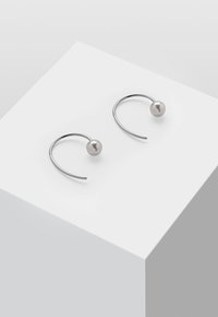 Silberne Creolen mit einer glatten, hellgrauen Perle an einem Ende; minimalistisches Design mit offener, runder Form und polierter Metalloberfläche.