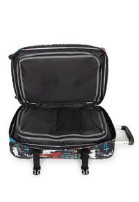 Czarna walizka z kolorowym wzorem graffiti, zawierająca przestronną wnętrze, siatkową kieszeń, zamki błyskawiczne oraz wzmocnione uchwyty.