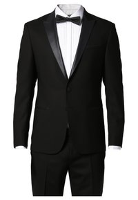 Smoking noir avec revers en satin, chemise blanche plissée et nœud papillon noir, présenté sur un mannequin sans tête.
