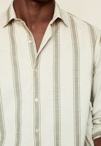 Licht beige overhemd met knopen en verticale olijfgroene strepen. Voorzien van een klassieke kraag en een gladde textuur, gemaakt van ademende stof.
