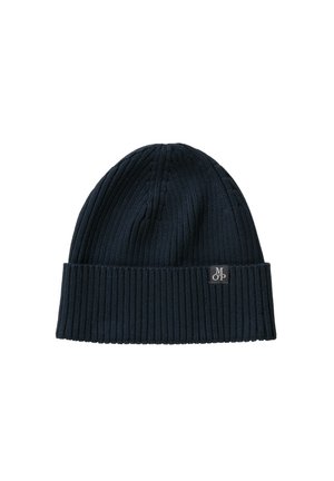 Dunkelblaue, gerippte Strickmütze mit umgeschlagenem Bündchen und kleinem rechteckigem Etikett mit weißen Buchstaben M und OP.