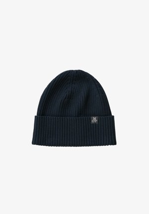 Dunkelblaue, gerippte Strickmütze mit umgeschlagenem Bündchen und kleinem rechteckigem Etikett mit weißen Buchstaben M und OP.