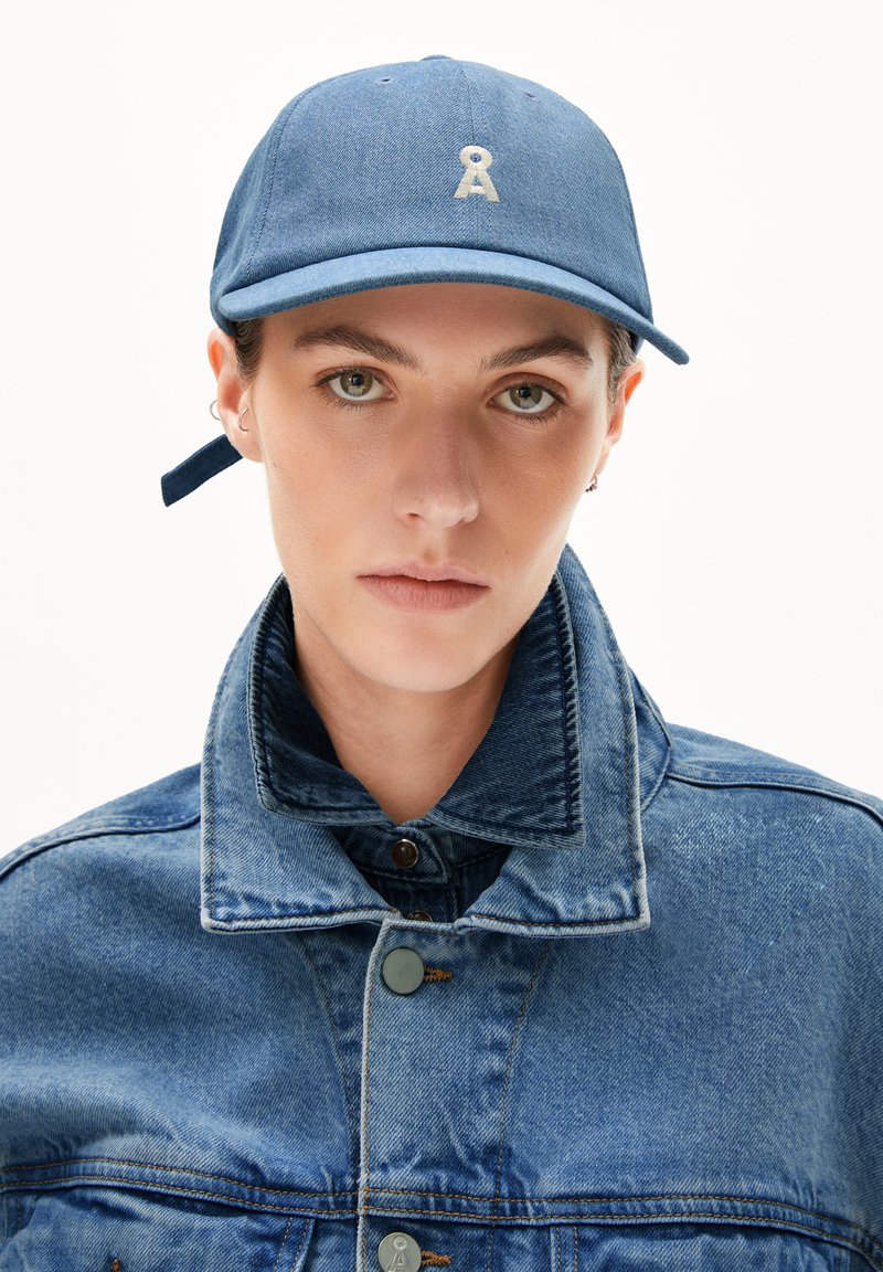 Denim-Basketballmütze in Blau mit gesticktem Logo. Verfügt über einen gebogenen Schirm und einen verstellbaren Riemen an der Rückseite. Glatte Textur, lässiges Design.