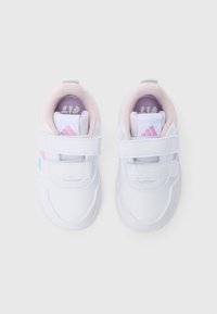 Bílé tenisky s síťovinou a syntetickými překryvy, vybavené suchými zipy, s pastelovými akcenty v světle modré, růžové a žluté barvě, s kulatou špičkou.